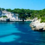 Die ganze Insel Menorca mit dem Mietwagen erkunden